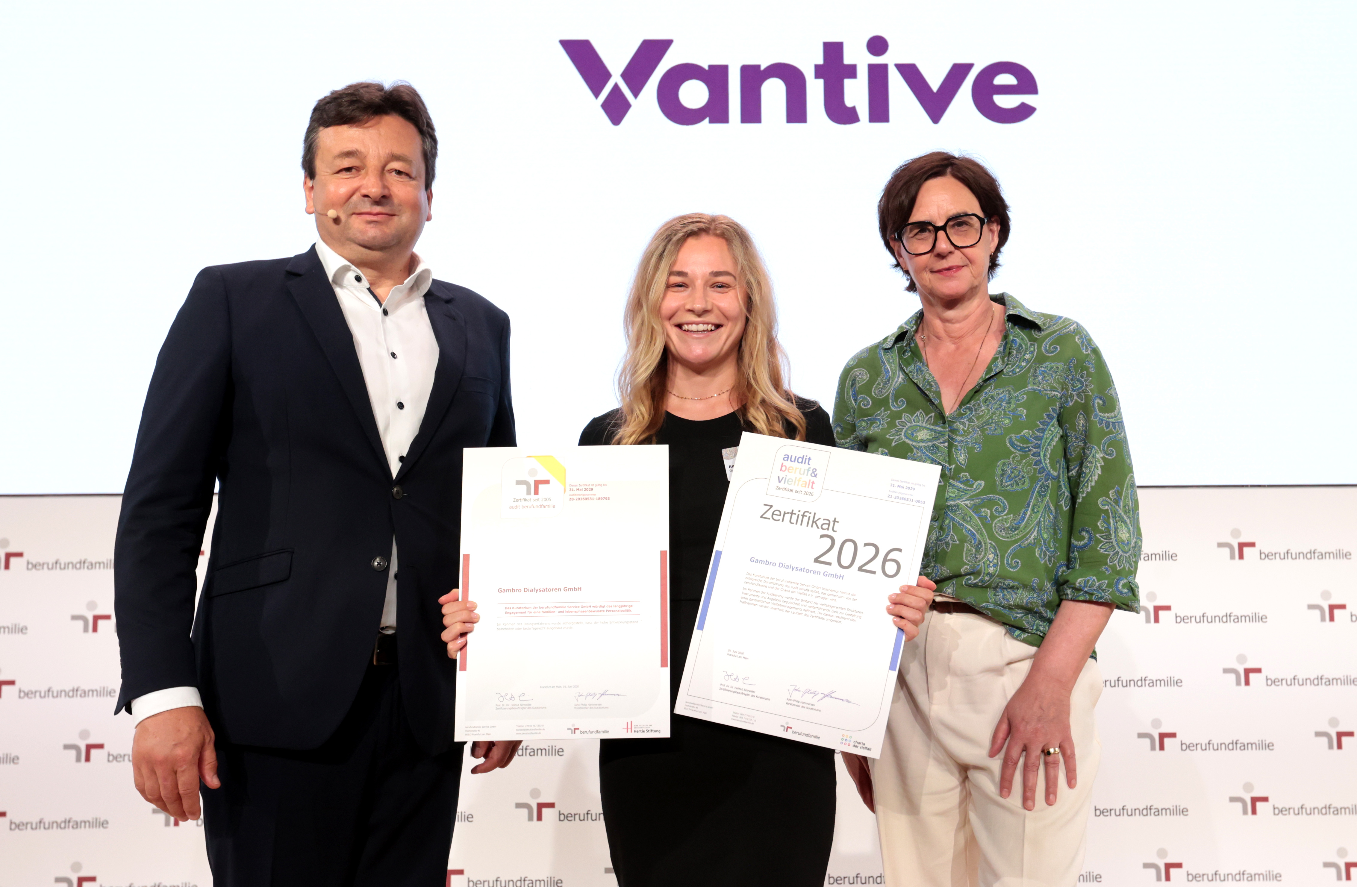 Annika Schott, HR Business/Projektleiterin, Gambro Dialysatoren GmbH – mit dem 8. Zertifikat zum audit berufundfamilie sowie dem 1. Zertifikat zum audit beruf&vielfalt