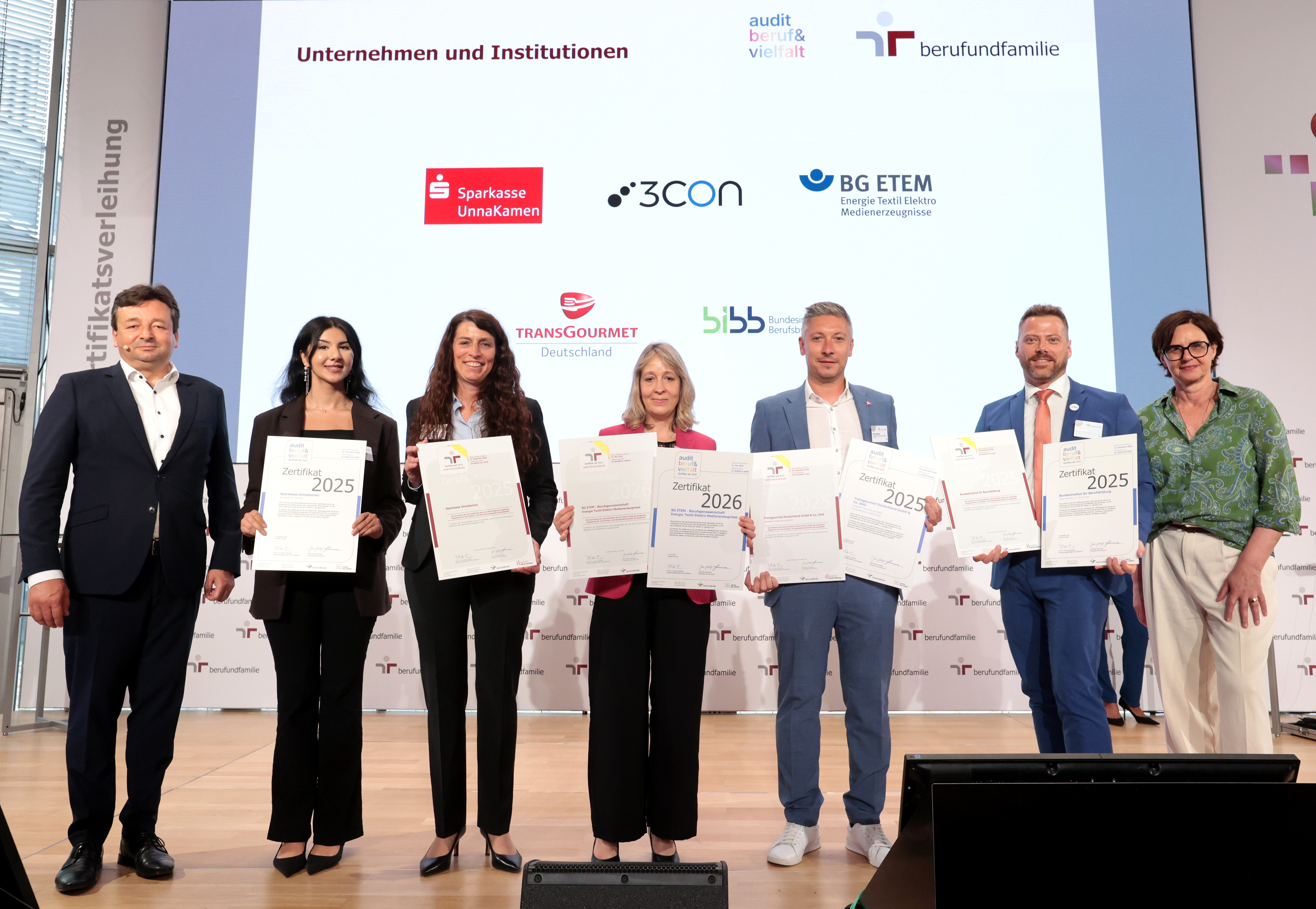 Sparkasse UnnaKamen (Z4 abf, Z1 abv), BG ETEM - Berufsgenossenschaft Energie Textil Elektro Medienerzeugnisse (Z5 abf, Z1 abv), Transgourmet Deutschland GmbH & Co. OHG – Vertriebslinien Transgourmet und SELGROS (Z5 abf, Z1 abv), Bundesinstitut für Berufsbildung (Z6 abf, Z1 abv)