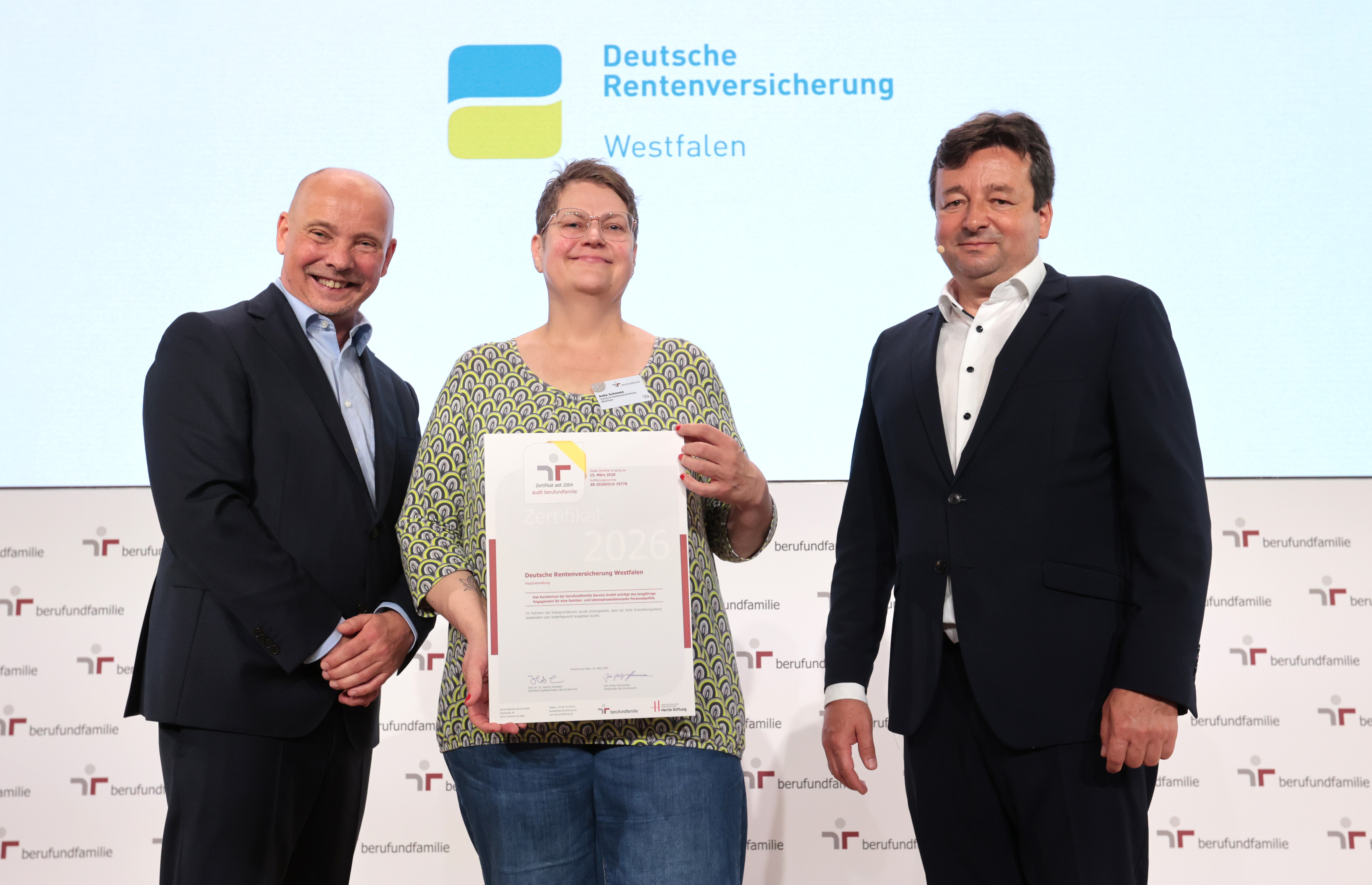 Anke Schmees, Gleichstellungsbeauftragte, Deutsche Rentenversicherung Westfalen (Hauptverwaltung)  – mit dem 8. Zertifikat zum audit berufundfamilie 