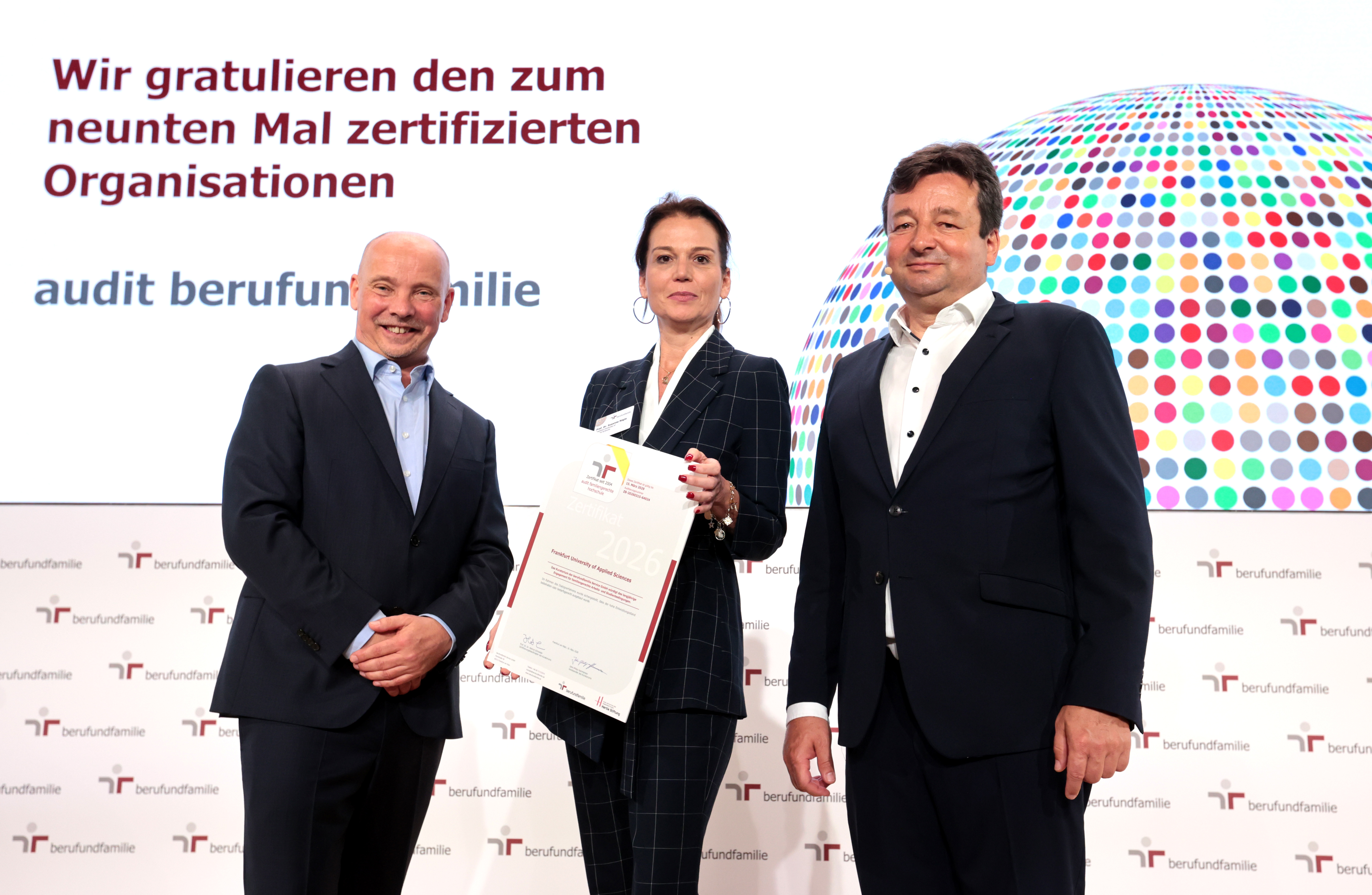 Prof. Dr. Susanne Rägle, Vizepräsidentin, Frankfurt University of Applied Sciences – mit dem 8. Zertifikat zum audit familiengerechte hochschule