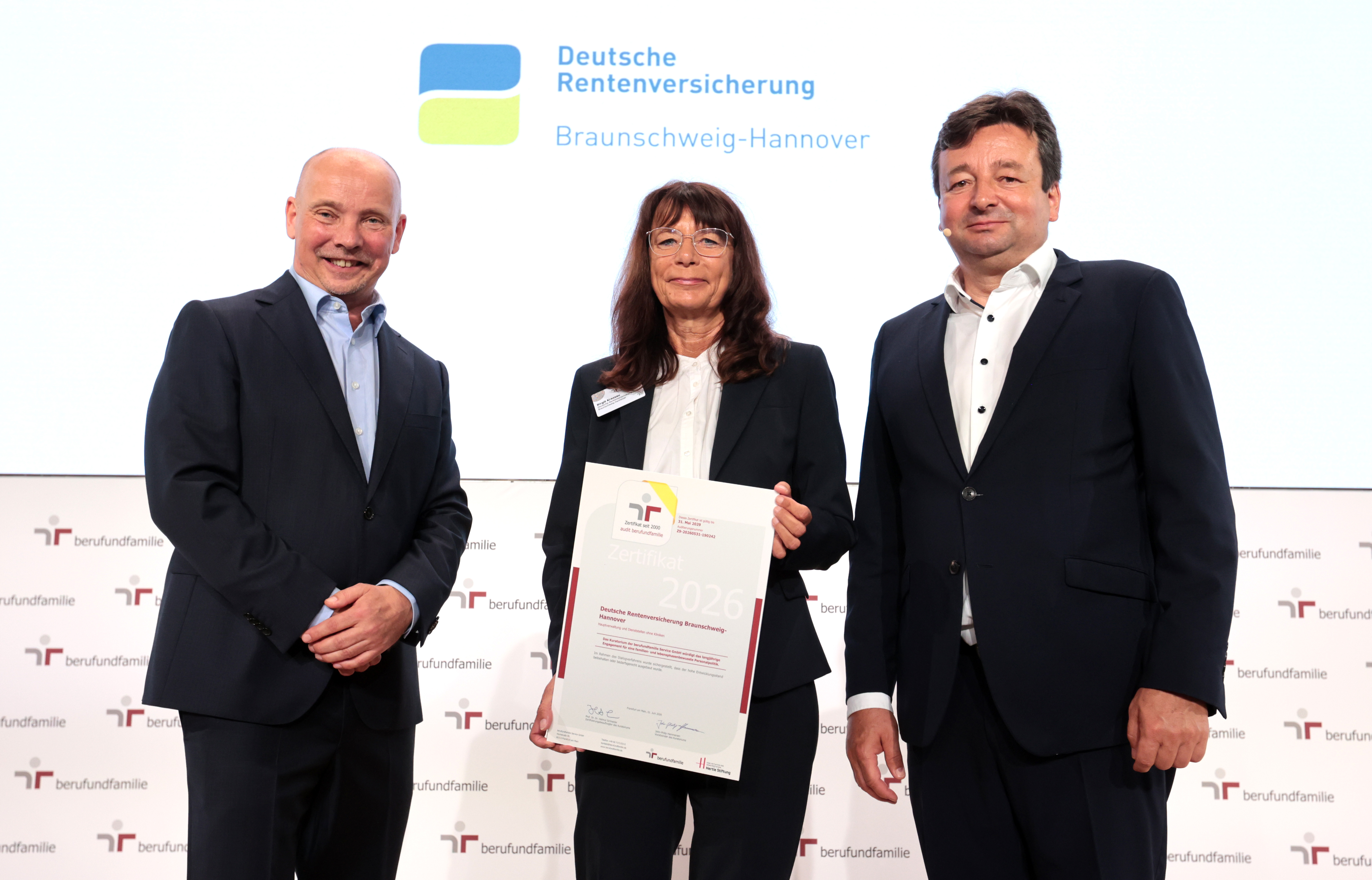 Birgit Krassau, Stellvertretende Geschäftsführerin, Deutsche Rentenversicherung Braunschweig-Hannover (Hauptverwaltung und Dienststellen ohne Kliniken) – mit dem 9. Zertifikat zum audit berufundfamilie 